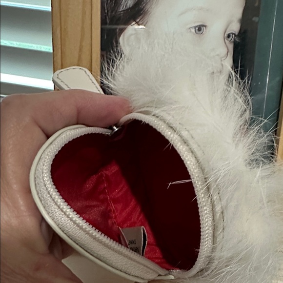 Fluffy White Cat Face Coin Accessory - Picture 5 of 7